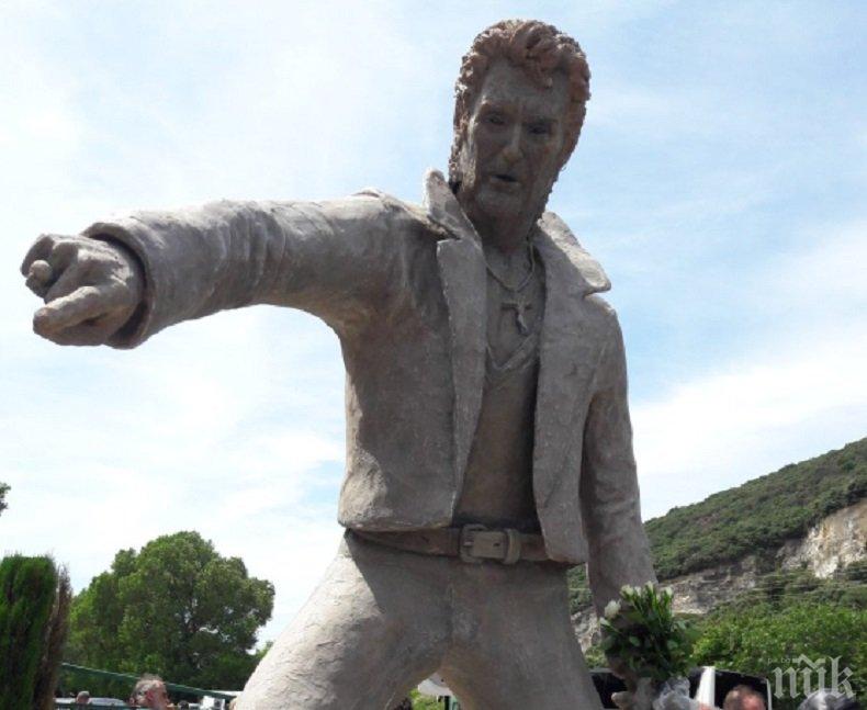 Откриха огромен паметник на Джони Холидей във Франция