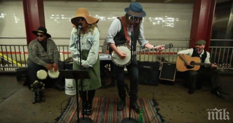 Кристина Агилера изненада феновете си - пя инкогнито в нюйоркското метро (ВИДЕО)