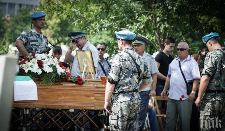 ПОСЛЕДНО СБОГОМ! Повишиха посмъртно загиналите пилоти от авиобаза Крумово (СНИМКИ)