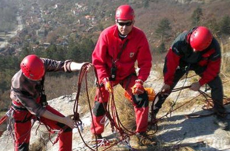 Планински спасители оказват помощ на жена със счупен крак в района на хижа „Хубавец“ в Стара планина