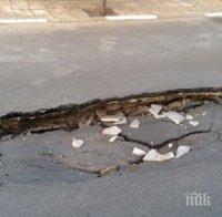 ШОК! Улица във Варна пропадна, спряха тока и водата в центъра на града