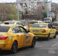 КОПЪРКИ! Таксиметрови шофьори мамят клиенти на Летище Пловдив