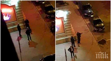 дивият запад охранители стрелят пистолет софия тях минават хора коли снимки