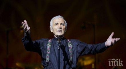 двойна фрактура свали сцената шарл азнавур звездата спира пее септември