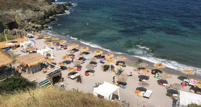 24-годишна бизнесдама взе плажа на Варвара! Ето как ще ни дере с чадърите