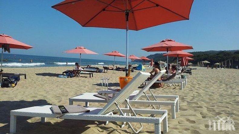 ЧУДО! Плажен чадър спаси живота на жена! Дърво рухнало върху главата й