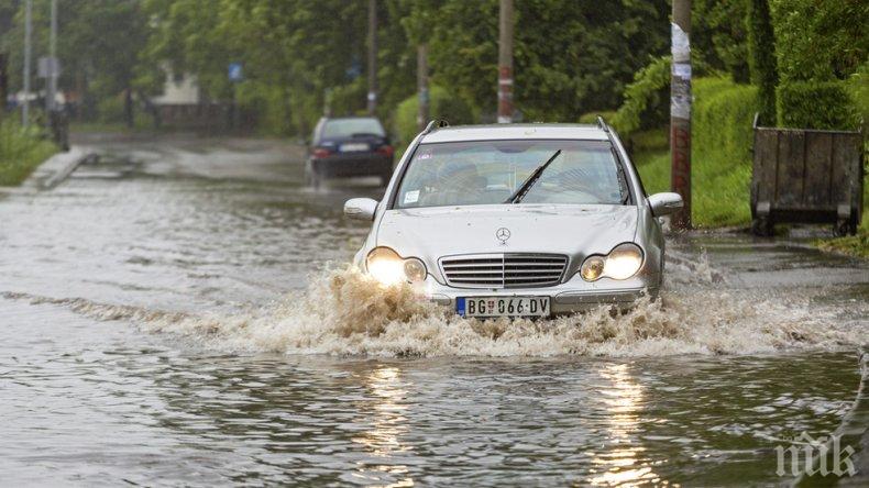 Страшен потоп в Белград - коли плуват по улиците (ВИДЕО)