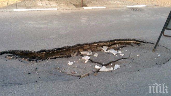 ШОК! Улица във Варна пропадна, спряха тока и водата в центъра на града
