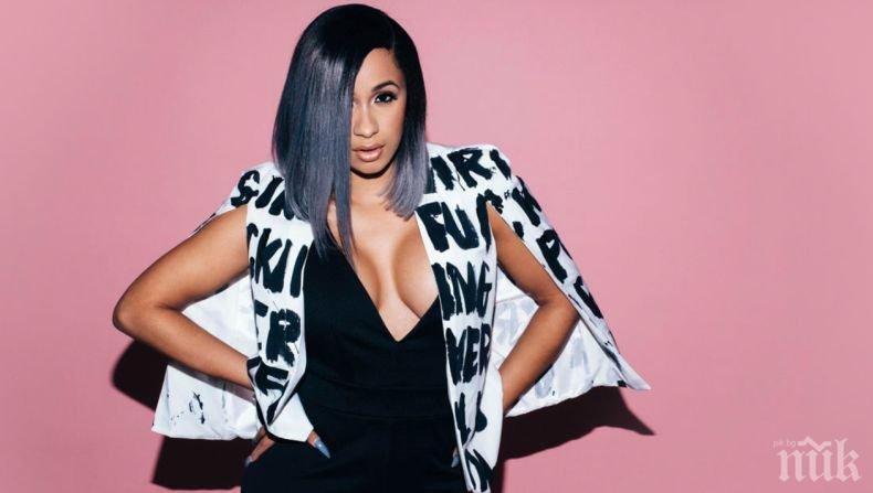 Бременната Карди Би изпъчи корем на корица (СНИМКА)