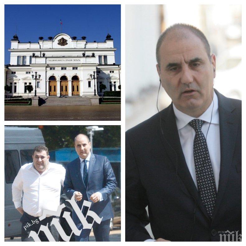 ПЪРВО В ПИК И РЕТРО! Цветанов заряза депутатския стол! Шефът на депутатите от ГЕРБ обядва в столична пицария (ПАПАРАШКИ СНИМКИ)