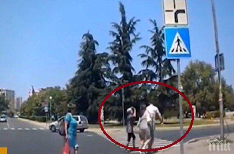 ДОКОГА? Шофьор и пешеходец си спретнаха боксов мач на кръстовище в Бургас - баба се опита да ги разтърве, но пострада (ВИДЕО)