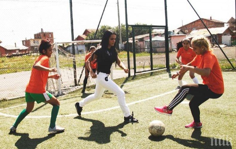 ВИП ГОСТ! Катарската принцеса разцъка футбол с децата във Факултета