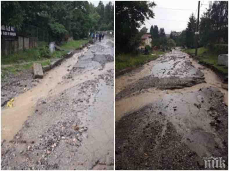 СТИХИЯ! Незаконен строеж направи страшни бели в Бистрица! Потопът отнесе цяла улица
