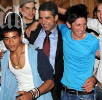 Плевнелиев празнува с абитуриенти, помага да си намерят работа