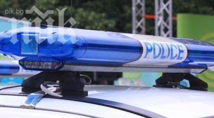 младеж блъсна друг младеж колата кръстовище