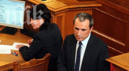 депутатът орешарски гласува себе кабинета