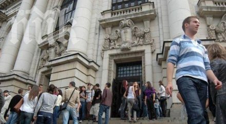 университетите пълни изпитите