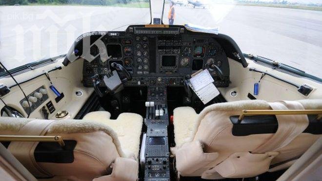 Арестуваха мъж, поискал да отвори врата на самолет във въздуха