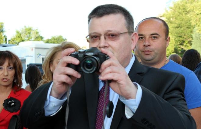 Главният прокурор пред ПИК на бала на дъщеря си: Пожелавам успех на новото правителство /Снимки/