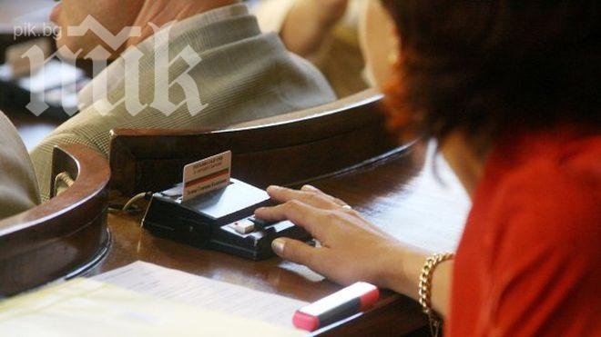 Днес гласуват правителството на Пламен Орешарски