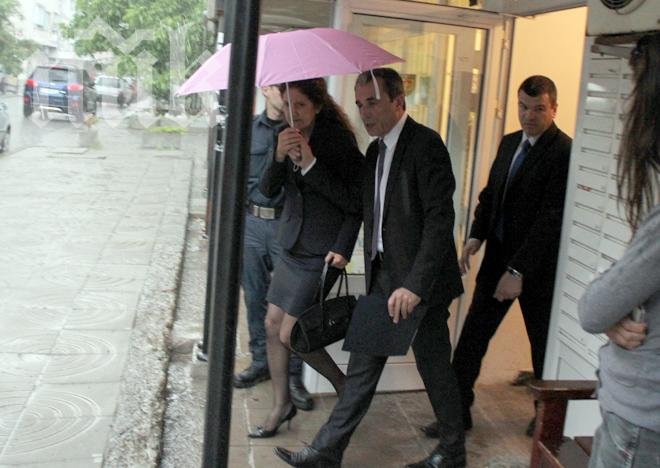 НСО спаси Орешарски от дъжда (Снимки)