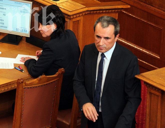 Депутатът Орешарски гласува за себе си, но не и за кабинета 