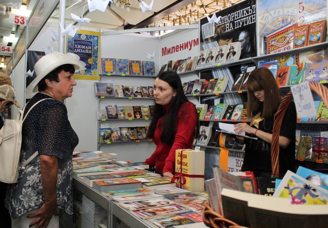 Евгений Дайнов и Оливър Стоун – най-популярните 
автори на Пролетния базар на книгата