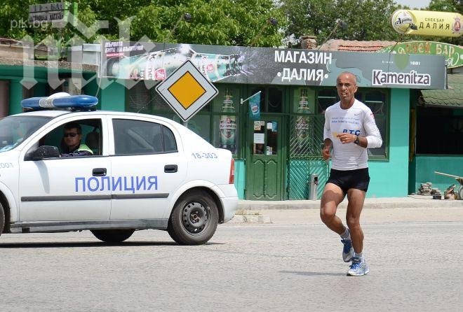 Бегач мина през България, събира пари за деца с увреждания