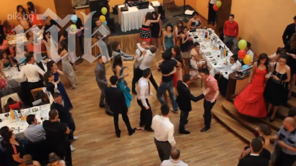 Масов бой на абитуриенти заради момиче в София (ВИДЕО)