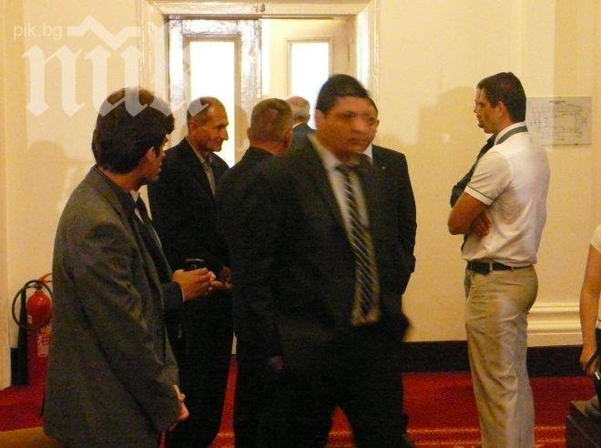 Двайсетина мургави мъже охраняват Сидеров в парламента, бил заплашен