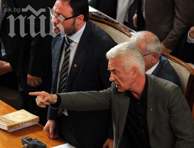 Искат полиция в парламента заради агресивните депутати на Волен Сидеров