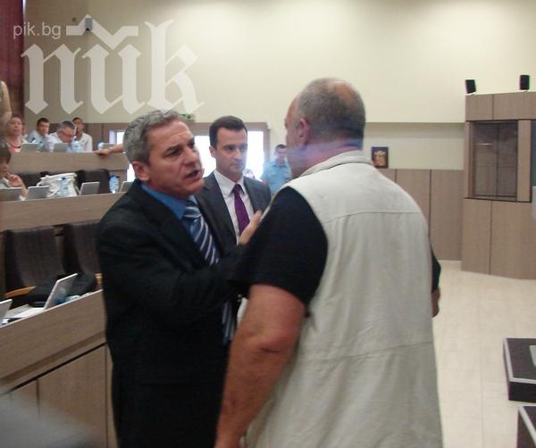 Цирк в Бургас! Общинските съветници се хванаха за гушите (видео)