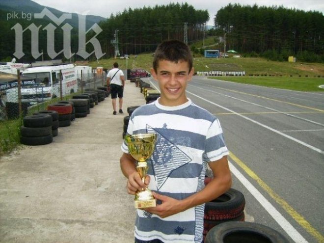 Синът на Аня Пенчева облече дънки и тениска на абитуриентския си бал