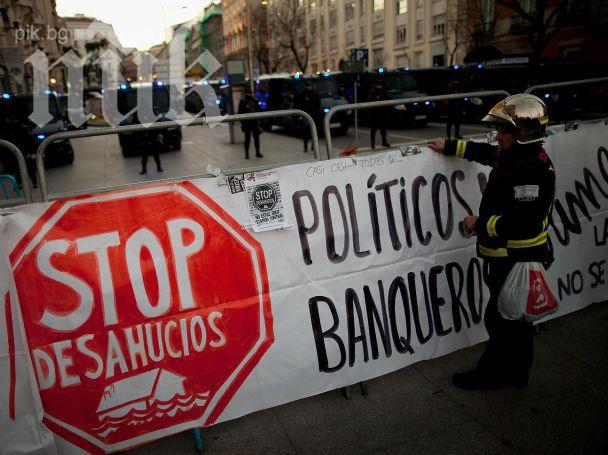 Сблъсъци между полицаи и протестиращи пожарникари в Барселона