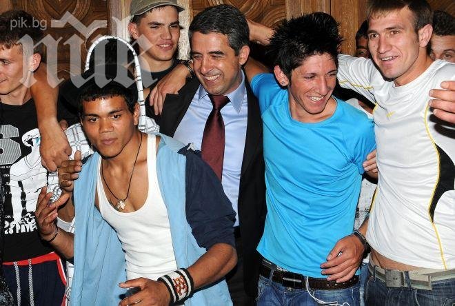 Плевнелиев празнува с абитуриенти, помага да си намерят работа