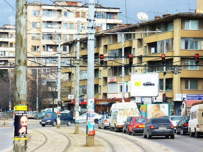 Верижна катастрофа пред посолството на Румъния