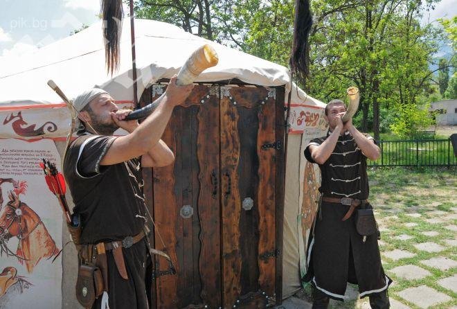 Вицепрезидентът Попова води багатури и колобри в Плиска