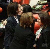 Само 78 жени са избрани за депутати в новия 600-местен турски парламент