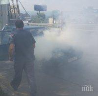 Две коли пламнаха в Пловдив, пожарникари се борят с пламъците (СНИМКА)
