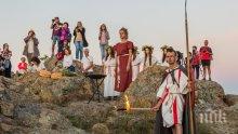 Стотици посрещнаха лятното слънцестоене в Кабиле (СНИМКИ)