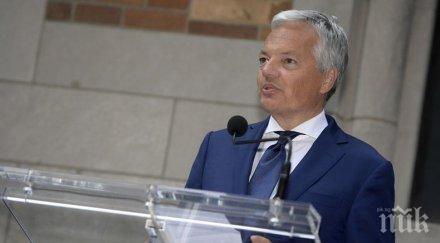 външният министър белгия подари сергей лавров фланелка националния отбор страната автографи