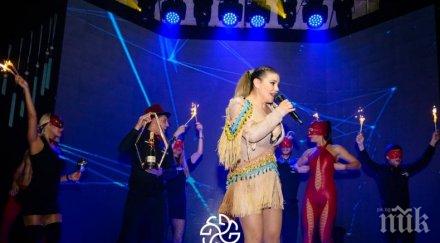 уау деси слава развя бюст гигант снимки