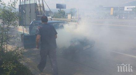 две коли пламнаха пловдив пожарникари борят пламъците снимка