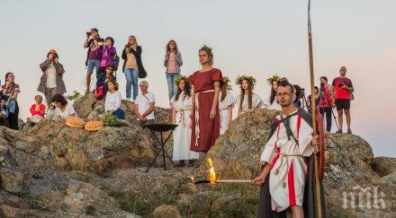 стотици посрещнаха лятното слънцестоене кабиле снимки