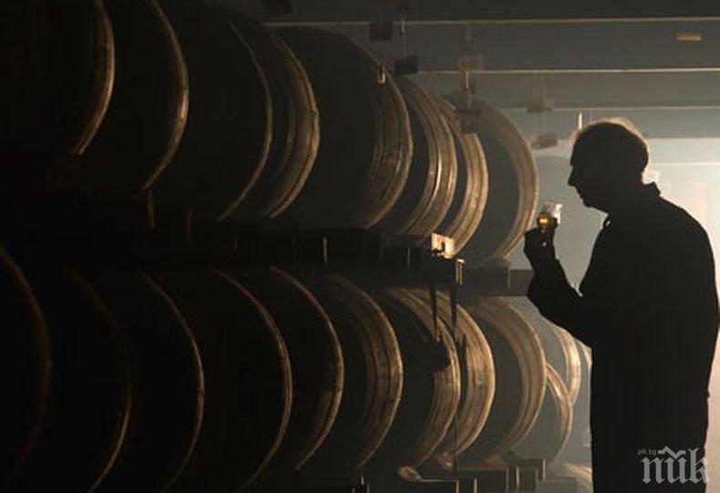 Срутване на склад прати хиляди бурета с бърбън в дере в САЩ