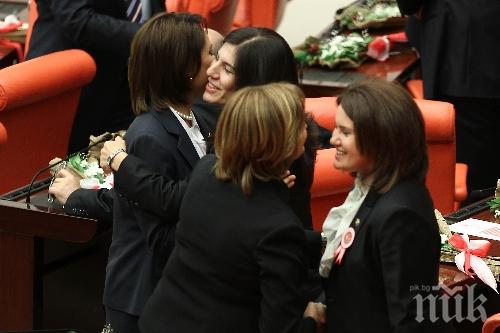 Само 78 жени са избрани за депутати в новия 600-местен турски парламент