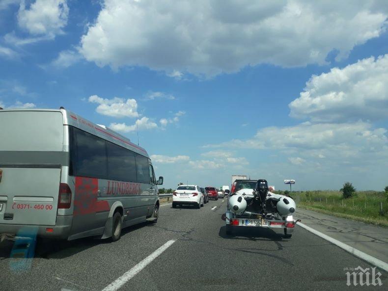 ОПАСНО! Междуградски автобус лети с отворени врати край Пловдив (СНИМКА)