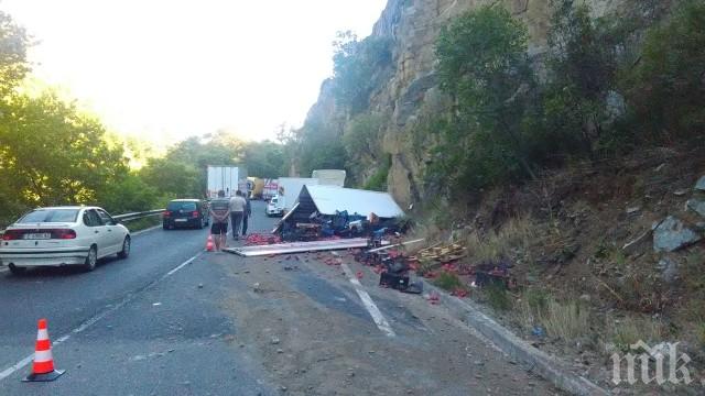 Камион с домати се обърна на Кресненското дефиле! Двама души са в болница 