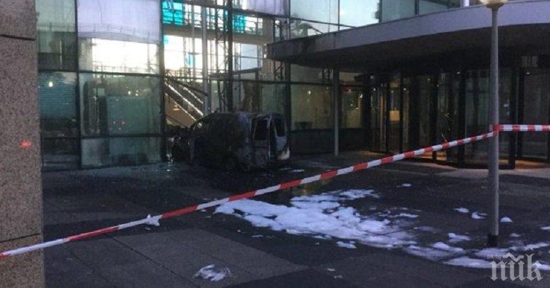 АТАКА! Шофьор вряза микробус в офиса на холандски вестник