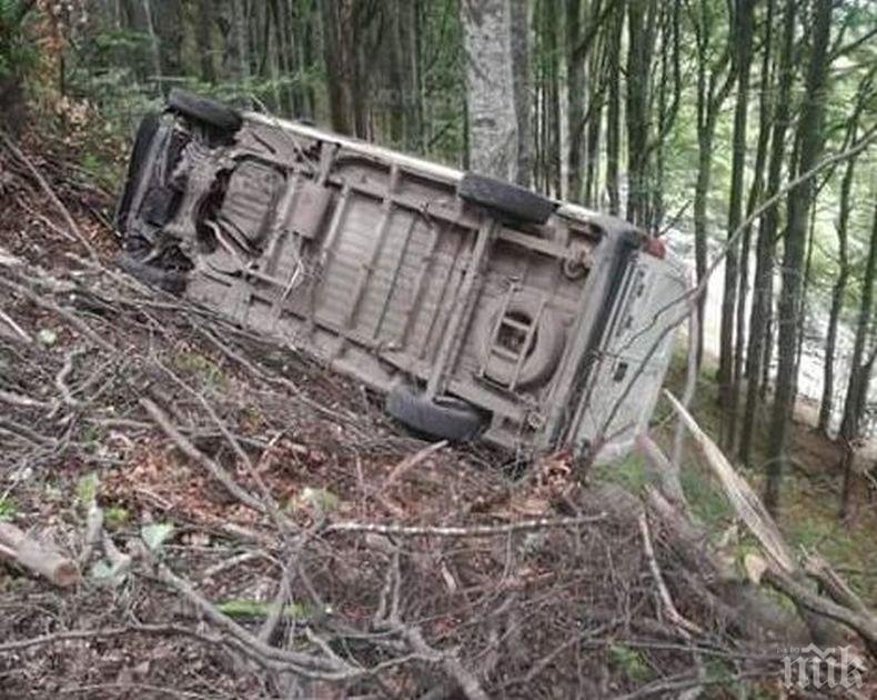Бус се метна по склона на Петрохан! По чудо няма жертви (СНИМКИ)
